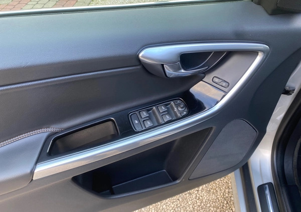 Volvo XC 60 cena 79999 przebieg: 125000, rok produkcji 2017 z Staszów małe 781